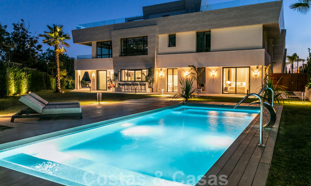 Appartement moderne en duplex à vendre avec jardin et piscine privés, à distance de marche des commodités et de la plage, dans une communauté fermée sur le Golden Mile de Marbella 40585