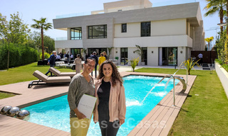 Appartement moderne en duplex à vendre avec jardin et piscine privés, à distance de marche des commodités et de la plage, dans une communauté fermée sur le Golden Mile de Marbella 40586 