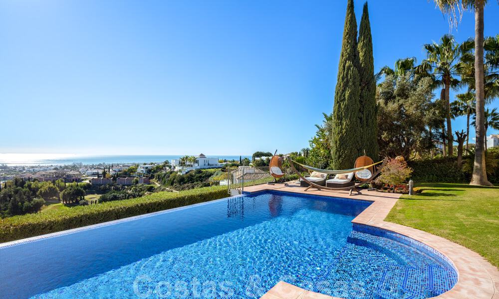 Charmante villa de luxe espagnole à vendre, en première ligne de golf avec vue panoramique sur le terrain à Marbella - Benahavis 40869