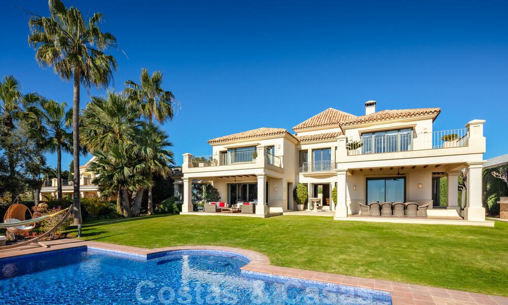 Charmante villa de luxe espagnole à vendre, en première ligne de golf avec vue panoramique sur le terrain à Marbella - Benahavis 40870