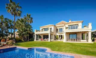 Charmante villa de luxe espagnole à vendre, en première ligne de golf avec vue panoramique sur le terrain à Marbella - Benahavis 40870 