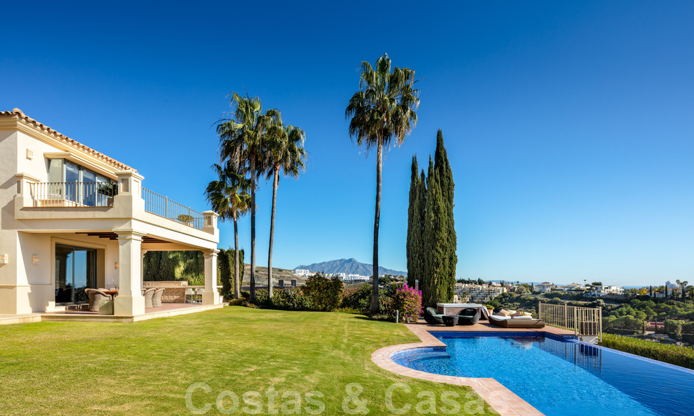 Charmante villa de luxe espagnole à vendre, en première ligne de golf avec vue panoramique sur le terrain à Marbella - Benahavis 40871