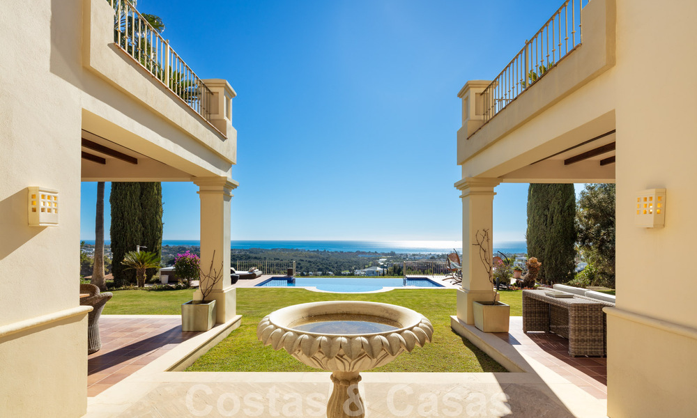 Charmante villa de luxe espagnole à vendre, en première ligne de golf avec vue panoramique sur le terrain à Marbella - Benahavis 40874