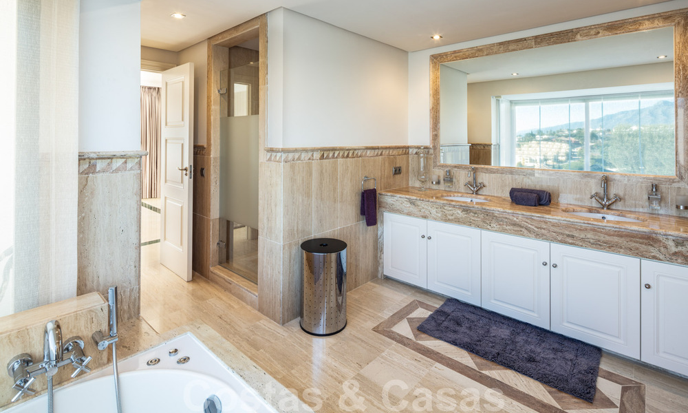 Charmante villa de luxe espagnole à vendre, en première ligne de golf avec vue panoramique sur le terrain à Marbella - Benahavis 40876