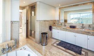 Charmante villa de luxe espagnole à vendre, en première ligne de golf avec vue panoramique sur le terrain à Marbella - Benahavis 40876 