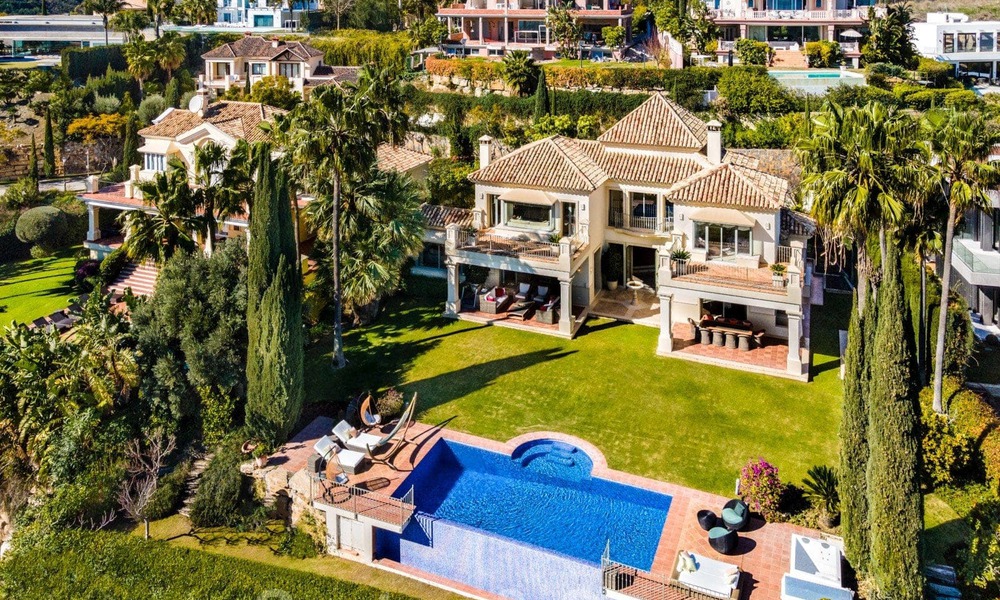 Charmante villa de luxe espagnole à vendre, en première ligne de golf avec vue panoramique sur le terrain à Marbella - Benahavis 40877