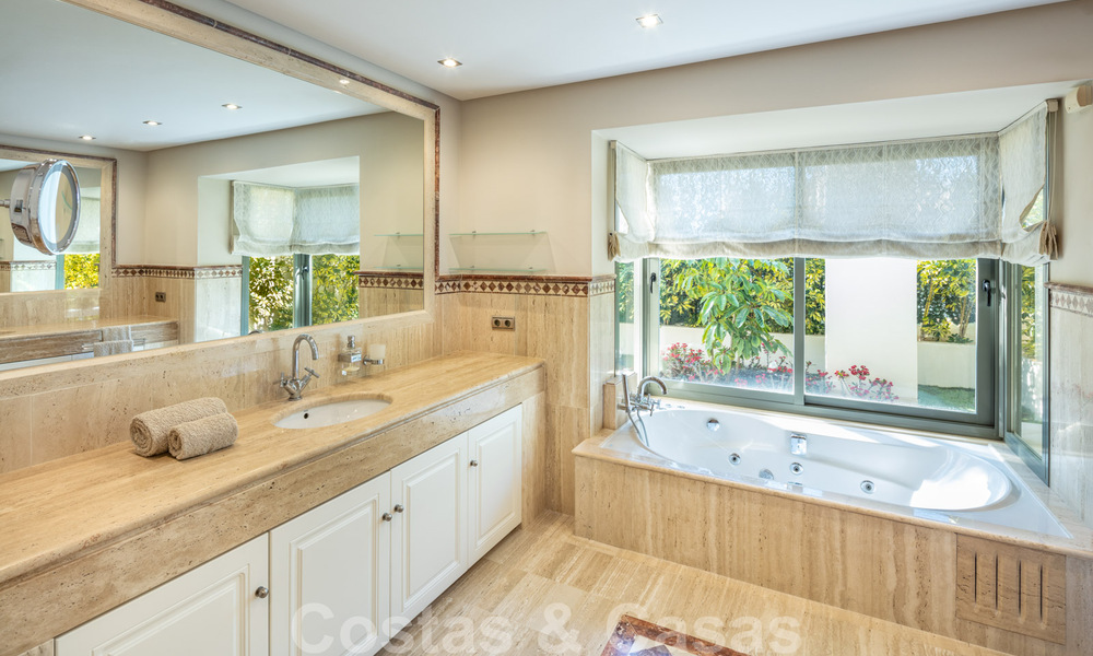 Charmante villa de luxe espagnole à vendre, en première ligne de golf avec vue panoramique sur le terrain à Marbella - Benahavis 40880