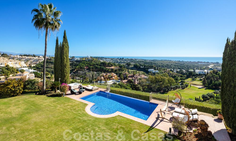Charmante villa de luxe espagnole à vendre, en première ligne de golf avec vue panoramique sur le terrain à Marbella - Benahavis 40881