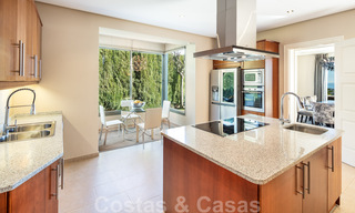 Charmante villa de luxe espagnole à vendre, en première ligne de golf avec vue panoramique sur le terrain à Marbella - Benahavis 40882 