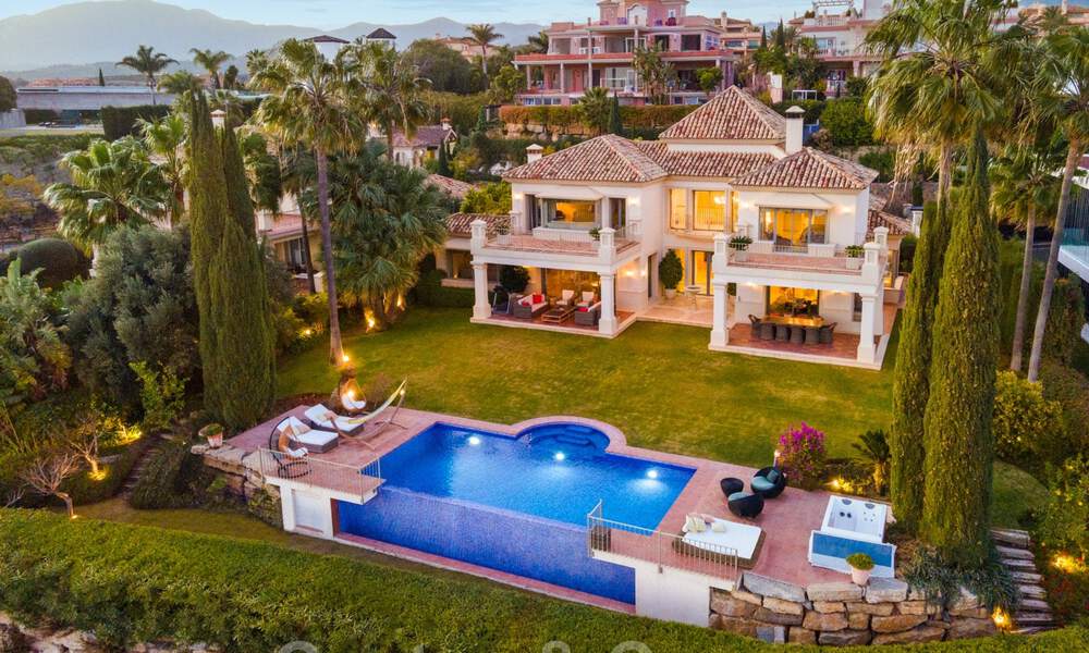 Charmante villa de luxe espagnole à vendre, en première ligne de golf avec vue panoramique sur le terrain à Marbella - Benahavis 40886