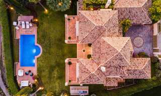 Charmante villa de luxe espagnole à vendre, en première ligne de golf avec vue panoramique sur le terrain à Marbella - Benahavis 40887 