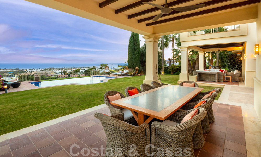 Charmante villa de luxe espagnole à vendre, en première ligne de golf avec vue panoramique sur le terrain à Marbella - Benahavis 40889
