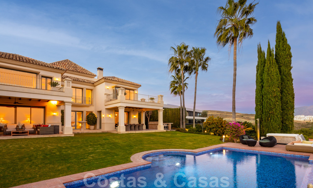 Charmante villa de luxe espagnole à vendre, en première ligne de golf avec vue panoramique sur le terrain à Marbella - Benahavis 40891