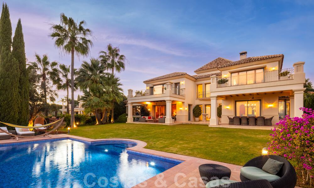 Charmante villa de luxe espagnole à vendre, en première ligne de golf avec vue panoramique sur le terrain à Marbella - Benahavis 40892