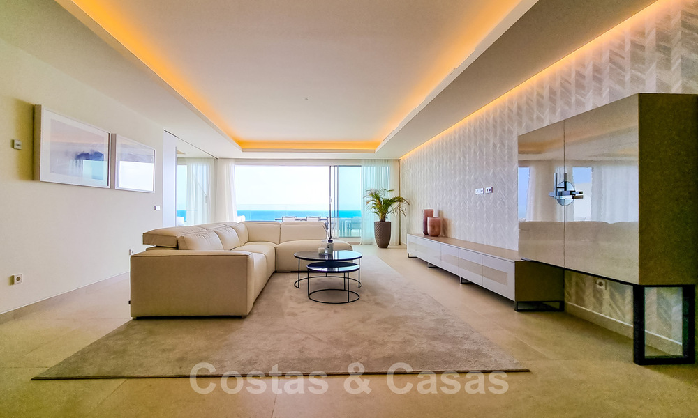 Penthouses luxueux à vendre dans un complexe reconstruit, en première ligne de la plage avec une vue imprenable sur la mer, dans le centre d'Estepona 40623