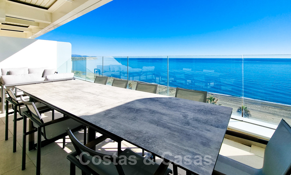 Penthouses luxueux à vendre dans un complexe reconstruit, en première ligne de la plage avec une vue imprenable sur la mer, dans le centre d'Estepona 40624