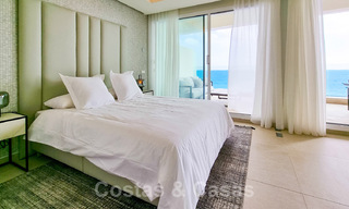 Penthouses luxueux à vendre dans un complexe reconstruit, en première ligne de la plage avec une vue imprenable sur la mer, dans le centre d'Estepona 40626 