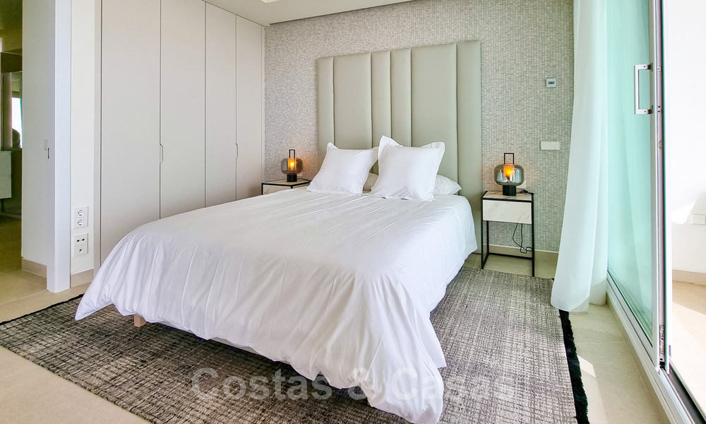 Penthouses luxueux à vendre dans un complexe reconstruit, en première ligne de la plage avec une vue imprenable sur la mer, dans le centre d'Estepona 40627