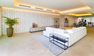 Penthouses luxueux à vendre dans un complexe reconstruit, en première ligne de la plage avec une vue imprenable sur la mer, dans le centre d'Estepona 40628 