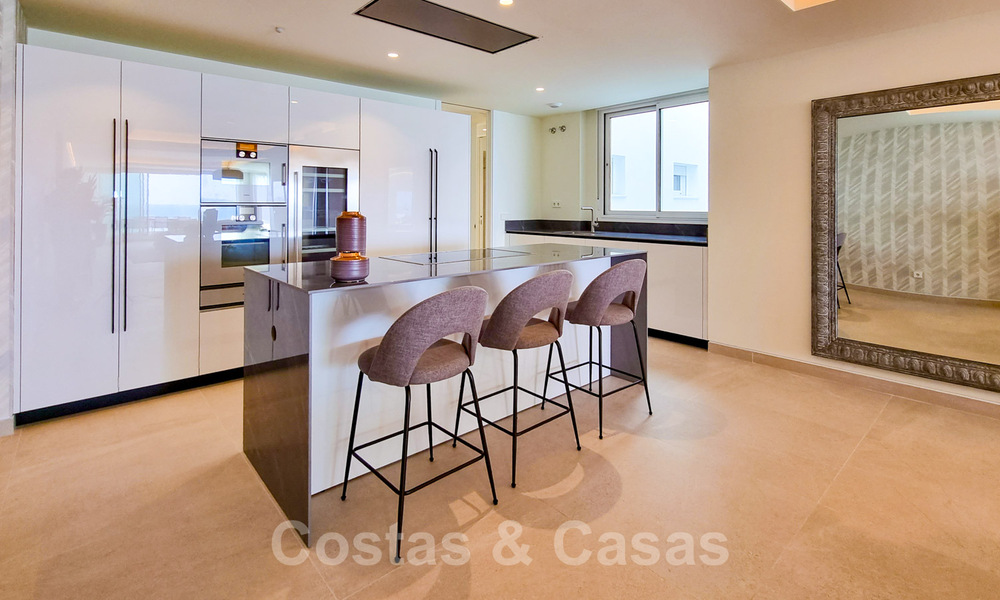Penthouses luxueux à vendre dans un complexe reconstruit, en première ligne de la plage avec une vue imprenable sur la mer, dans le centre d'Estepona 40630