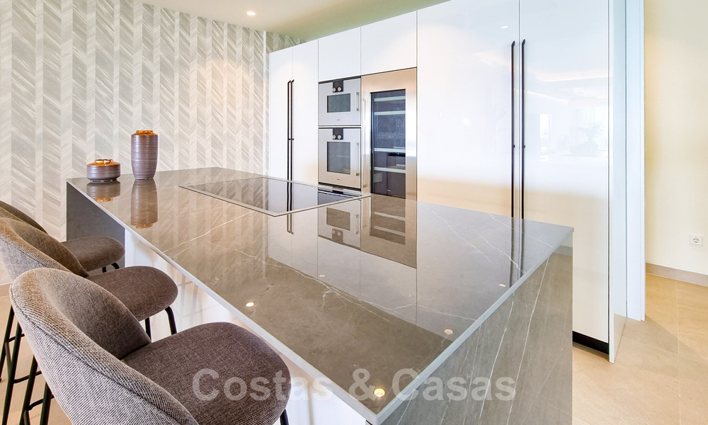 Penthouses luxueux à vendre dans un complexe reconstruit, en première ligne de la plage avec une vue imprenable sur la mer, dans le centre d'Estepona 40631