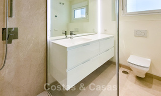 Penthouses luxueux à vendre dans un complexe reconstruit, en première ligne de la plage avec une vue imprenable sur la mer, dans le centre d'Estepona 40632 