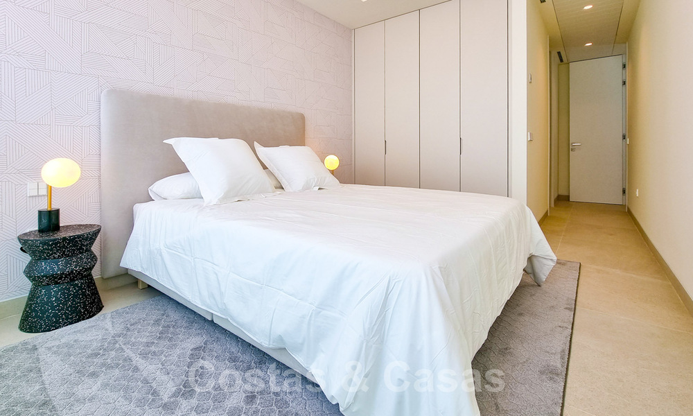 Penthouses luxueux à vendre dans un complexe reconstruit, en première ligne de la plage avec une vue imprenable sur la mer, dans le centre d'Estepona 40633