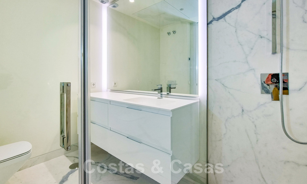 Penthouses luxueux à vendre dans un complexe reconstruit, en première ligne de la plage avec une vue imprenable sur la mer, dans le centre d'Estepona 40637