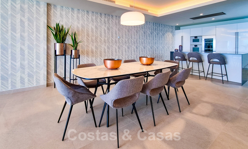 Penthouses luxueux à vendre dans un complexe reconstruit, en première ligne de la plage avec une vue imprenable sur la mer, dans le centre d'Estepona 40638