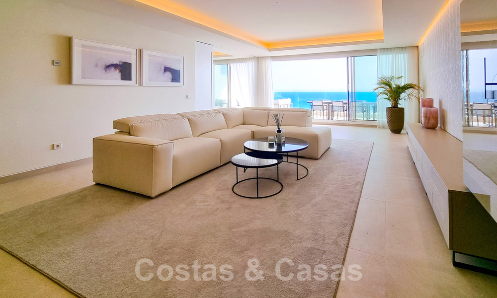 Penthouses luxueux à vendre dans un complexe reconstruit, en première ligne de la plage avec une vue imprenable sur la mer, dans le centre d'Estepona 40641