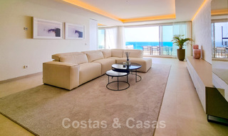 Penthouses luxueux à vendre dans un complexe reconstruit, en première ligne de la plage avec une vue imprenable sur la mer, dans le centre d'Estepona 40641 