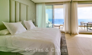 Penthouses luxueux à vendre dans un complexe reconstruit, en première ligne de la plage avec une vue imprenable sur la mer, dans le centre d'Estepona 40643 