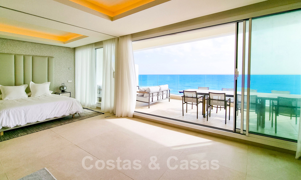 Penthouses luxueux à vendre dans un complexe reconstruit, en première ligne de la plage avec une vue imprenable sur la mer, dans le centre d'Estepona 40644