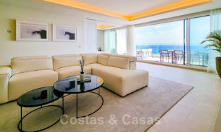Penthouses luxueux à vendre dans un complexe reconstruit, en première ligne de la plage avec une vue imprenable sur la mer, dans le centre d'Estepona 40646 