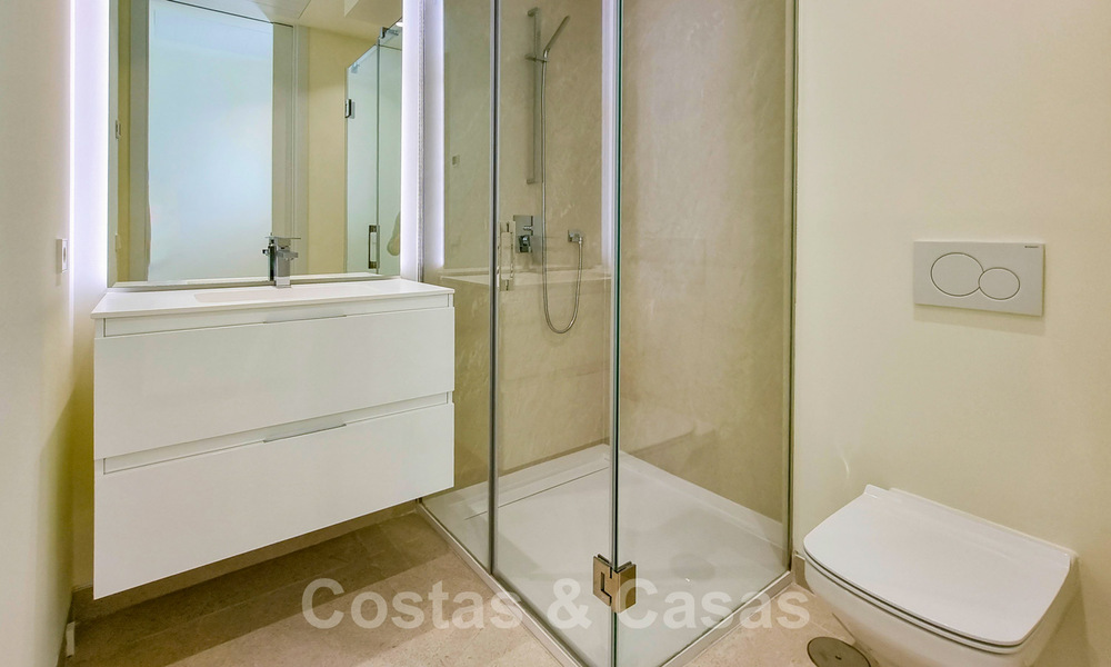 Penthouses luxueux à vendre dans un complexe reconstruit, en première ligne de la plage avec une vue imprenable sur la mer, dans le centre d'Estepona 40647