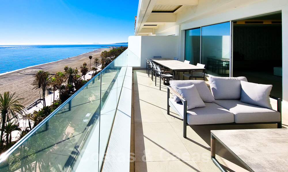 Penthouses luxueux à vendre dans un complexe reconstruit, en première ligne de la plage avec une vue imprenable sur la mer, dans le centre d'Estepona 40650