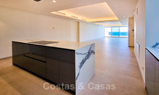 Penthouses luxueux à vendre dans un complexe reconstruit, en première ligne de la plage avec une vue imprenable sur la mer, dans le centre d'Estepona 40652 