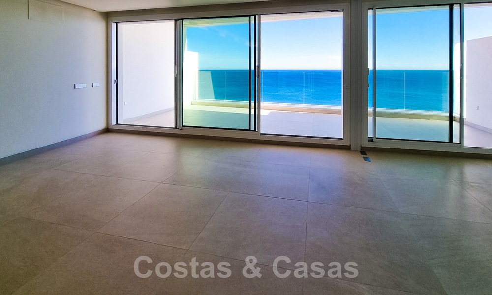 Penthouses luxueux à vendre dans un complexe reconstruit, en première ligne de la plage avec une vue imprenable sur la mer, dans le centre d'Estepona 40653