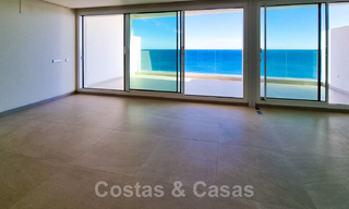 Penthouses luxueux à vendre dans un complexe reconstruit, en première ligne de la plage avec une vue imprenable sur la mer, dans le centre d'Estepona 40653 