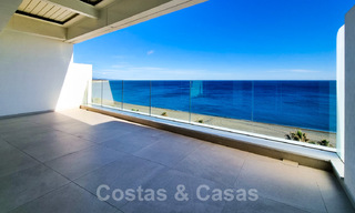 Penthouses luxueux à vendre dans un complexe reconstruit, en première ligne de la plage avec une vue imprenable sur la mer, dans le centre d'Estepona 40654 