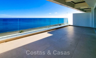 Penthouses luxueux à vendre dans un complexe reconstruit, en première ligne de la plage avec une vue imprenable sur la mer, dans le centre d'Estepona 40655 