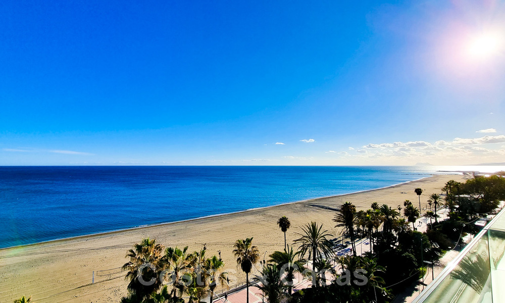 Penthouses luxueux à vendre dans un complexe reconstruit, en première ligne de la plage avec une vue imprenable sur la mer, dans le centre d'Estepona 40656