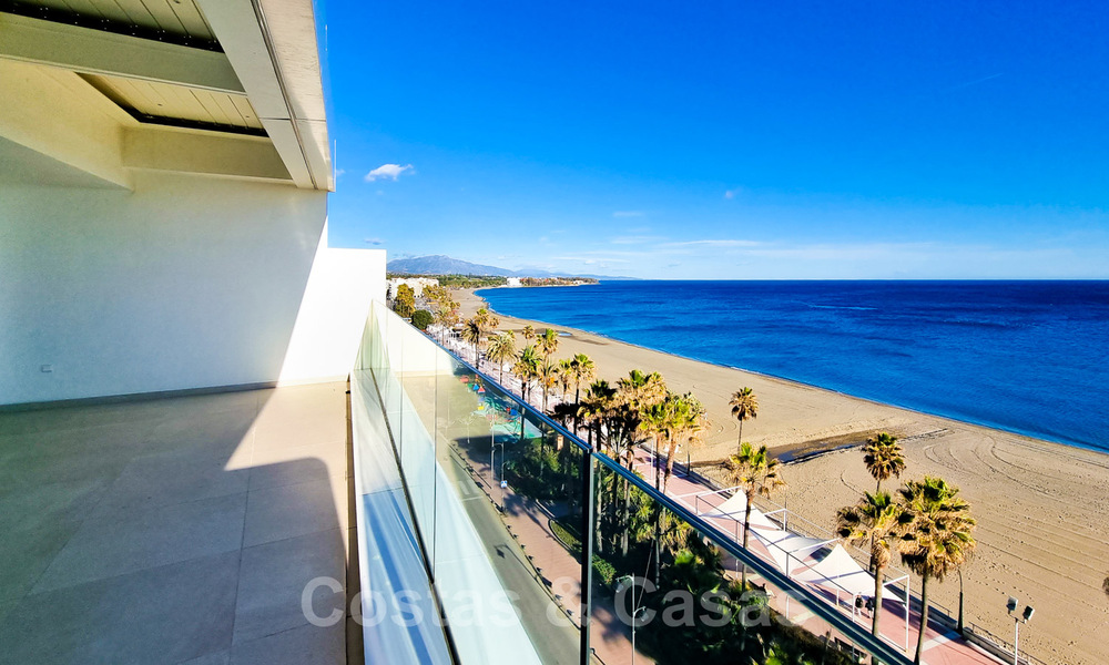 Penthouses luxueux à vendre dans un complexe reconstruit, en première ligne de la plage avec une vue imprenable sur la mer, dans le centre d'Estepona 40657