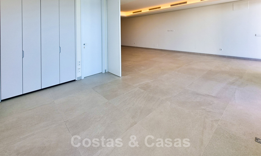 Penthouses luxueux à vendre dans un complexe reconstruit, en première ligne de la plage avec une vue imprenable sur la mer, dans le centre d'Estepona 40658