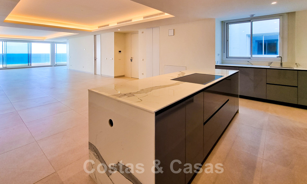 Penthouses luxueux à vendre dans un complexe reconstruit, en première ligne de la plage avec une vue imprenable sur la mer, dans le centre d'Estepona 40660