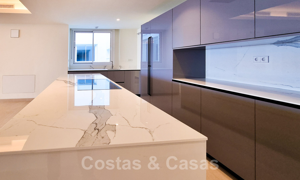 Penthouses luxueux à vendre dans un complexe reconstruit, en première ligne de la plage avec une vue imprenable sur la mer, dans le centre d'Estepona 40661