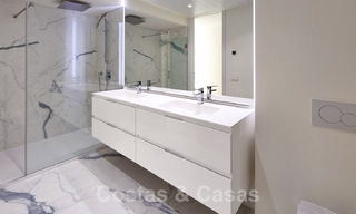 Penthouses luxueux à vendre dans un complexe reconstruit, en première ligne de la plage avec une vue imprenable sur la mer, dans le centre d'Estepona 40662 