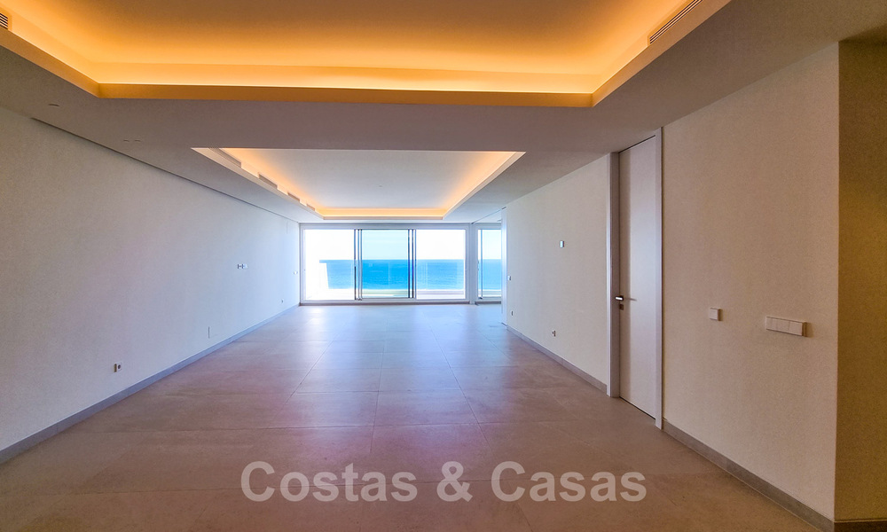 Penthouses luxueux à vendre dans un complexe reconstruit, en première ligne de la plage avec une vue imprenable sur la mer, dans le centre d'Estepona 40664