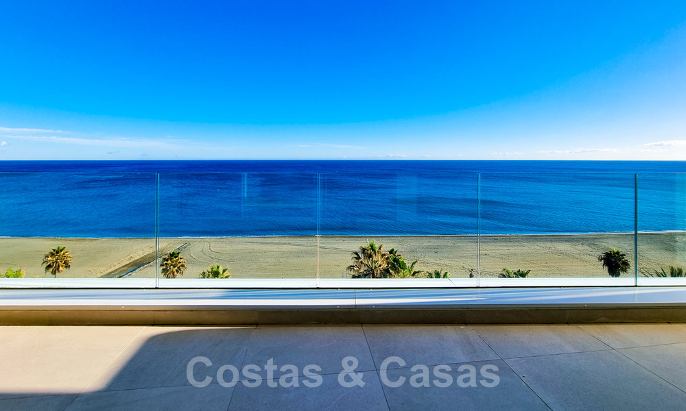 Penthouses luxueux à vendre dans un complexe reconstruit, en première ligne de la plage avec une vue imprenable sur la mer, dans le centre d'Estepona 40665