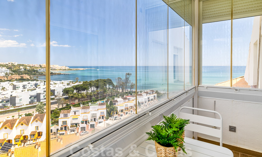 Penthouse entièrement rénové à vendre, avec vue panoramique sur la mer, dans un complexe situé en première ligne de plage, à Estepona 41065